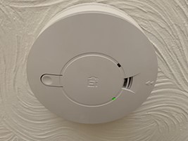 Self fit smoke alarm